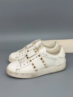 Valentino Rockstud | 37 - Valentino Rockstud Skor i mycket fint skick! Eftertraktad sko. Storlek 36.5 men passar 37. Original påse från valentino ingår. Självklart äkta. Hör av er vid funderingar 🙌