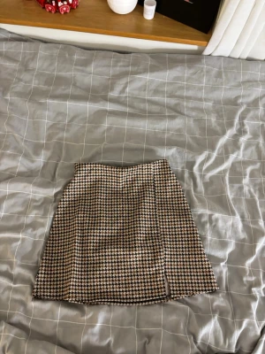 Rutig kortkjol från H&M  - Säljer en snygg rutig kortkjol från H&M i storlek XS. Aldrig använd!