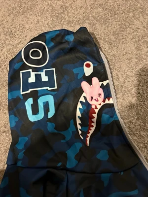 Skz x bale  - Köpte denna på en sida på TikTok men förväntade mig inte att den skulle vara så smält. Hoppas att någon vill ha den ändå, kanske någon som har möjlighet att sy om till något bättre 