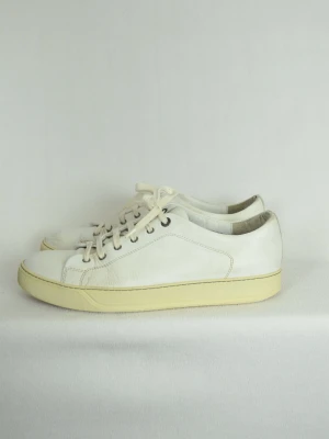 Lanvin sneakers  - LANVIN SNEAKERS  Storlek : 10  Passform : Passar 45  Användning : Sulan har gulnat och lite scuffs på toe box men fortfarande hyfsat fina  Nypris : Cirka 4000SEK