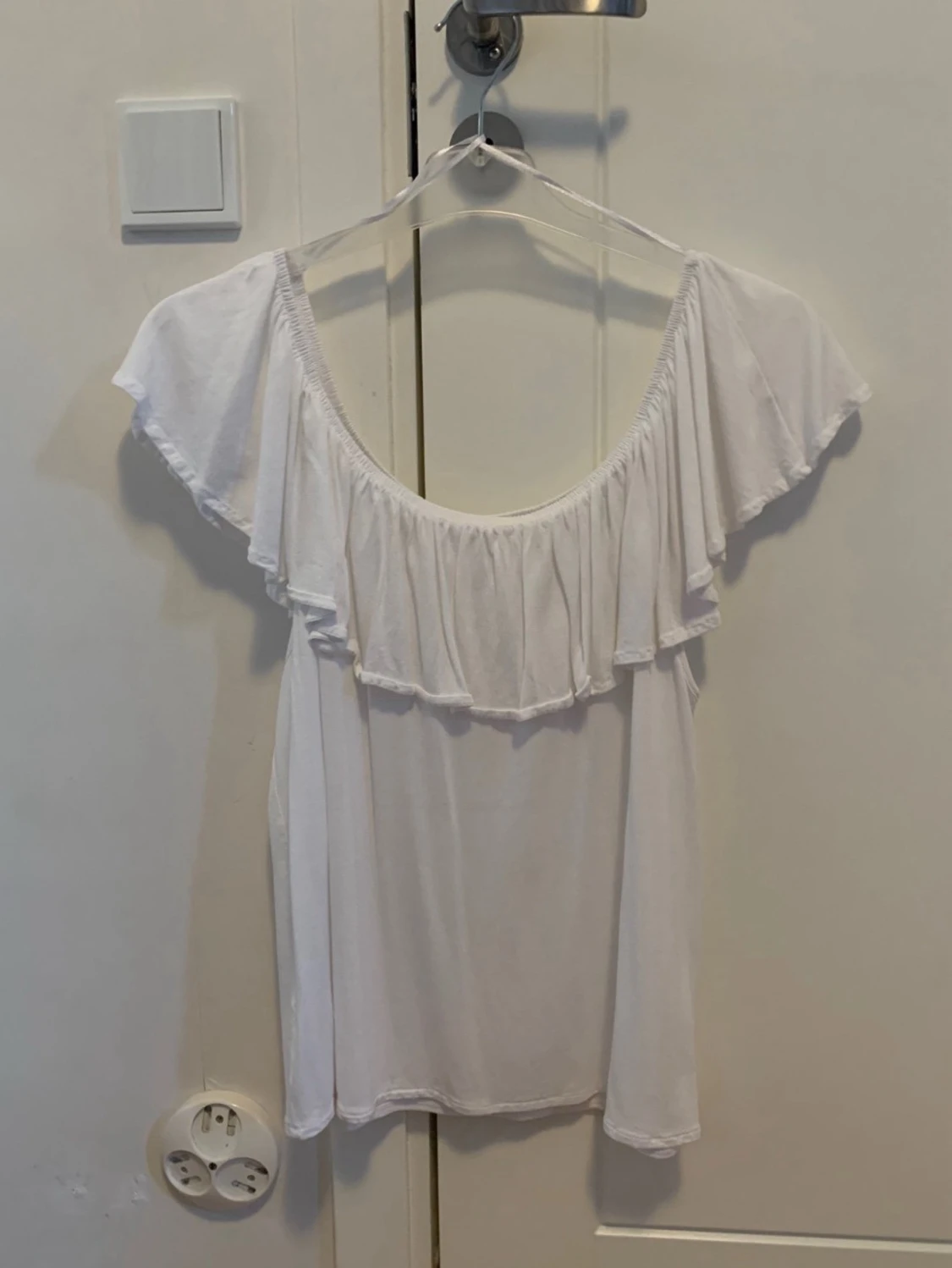 Vit topp med volang från H&M - 1