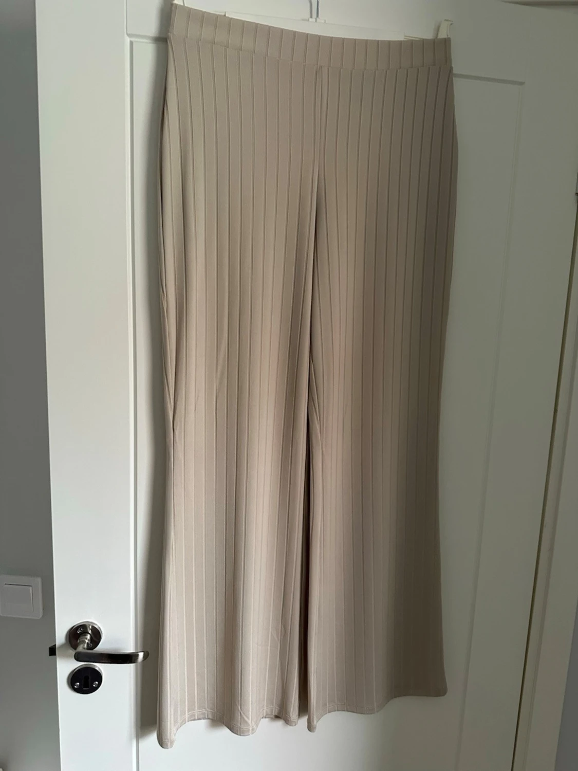 Beige ribbade wide byxor - 1