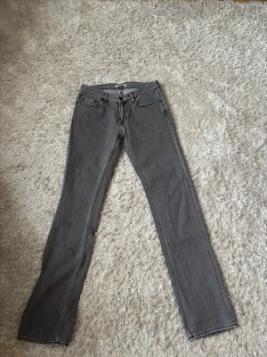 Grå raka jeans från acne 30/34 - Säljer ett par grå jeans från acne studios. Jeansen har en neutral grå färg och är i bra skick men har lite färg på sig som man ser på bilderna men inget märkvärdigt. Passformen är slim/straight och är i storlek 30/34