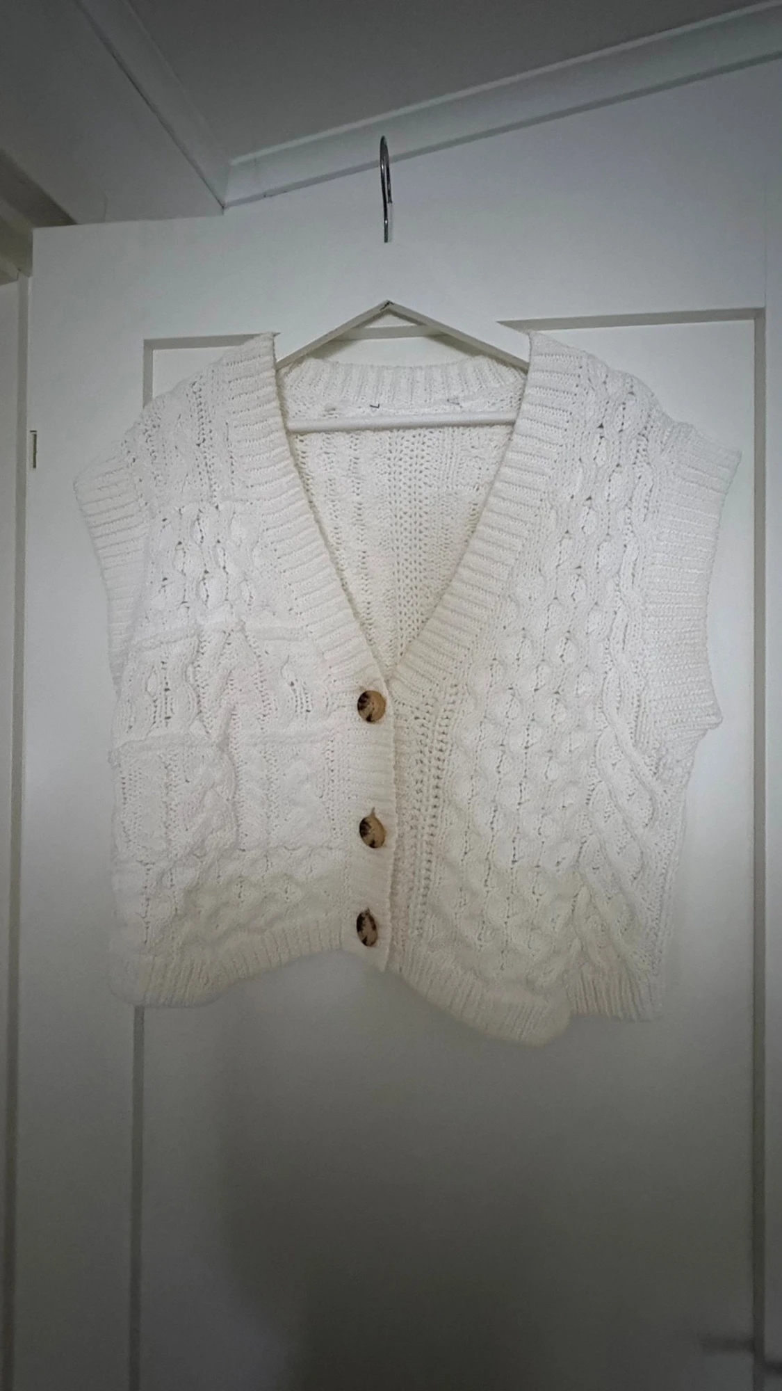 Vit stickad väst med knappar