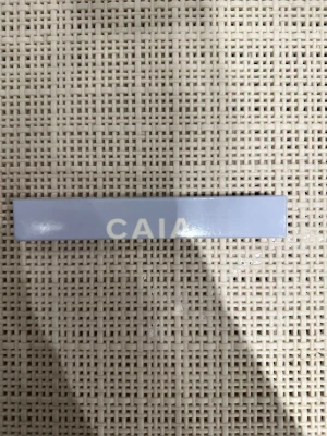 CAIA Waterproof Mascara - Säljer en CAIA Waterproof Mascara i en stilren ljuslila förpackning. Mascaran är vattenfast och ger ett intensivt ögonfranslyft med falsk frans-effekt. Perfekt för att hålla fransarna snygga även vid bad eller träning. Innehåller 10 ml och är tillverkad i Italien. Finns ej att köpa på hemsidan utan limiterat från kalendern