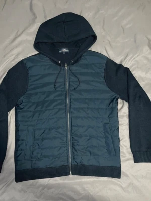 Cardigan Jacka - Säljer denna feta cardigan jackan från Hampton Republic. Storlek M. Ända defekten är ett litet hål i högra fickan, märks inte vid användning.