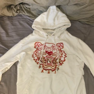 Kenzo hoodie  - Säljer min kenzo hoodie då den är för liten den är köpt för runt 3500 år 2022 därav mitt pris på 300