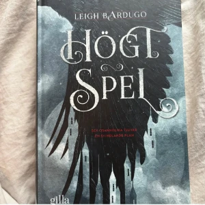 Högt spel - En smart äventyrsroman fylld av fantasy, spänning, humor och mörker. Följ sex osannolika tjuvar på ett farligt uppdrag där de måste samarbeta för att rädda världen – eller förgöra varandra. Perfekt för dig som gillar action, magi och oväntade vändningar.