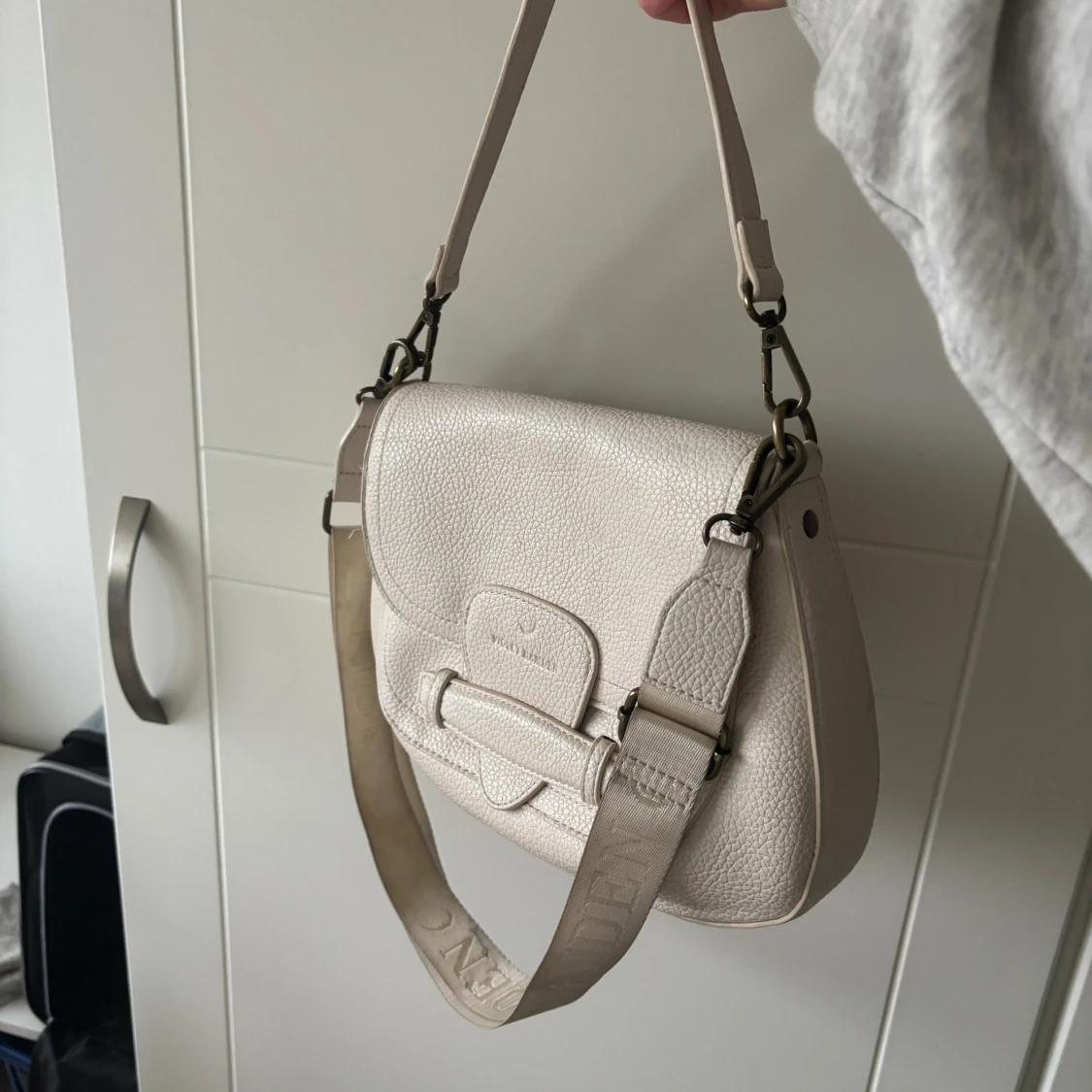 Beige axelväska från Violet Hamden