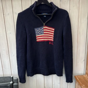 Ralph lauren halfzip - Säljer nu denna unika stickade tröjan från ralph lauren! Size XL kids motsvarar S! Passar mellan 175-182 typ!  Skick 8,5/10! Hör av dig vid minsta fundering 🤩 