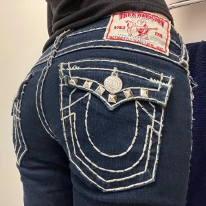 Intressekoll på mina true religion jeans LÄS BESKRIVNINGEN - Dem är köpta vintage, inga defekter. Midjemått ~36, innerbenslängd ~83 . Jag är 180. Ge mig ditt pris så får jag se om det är tillräckligt för att jag ska vilja sälja dem!💋sätter ett väldigt högt pris så kan jag acceptera ditt bud om jag anser att det är ett okej pris! 