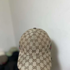 Gucci kepsar och Prada hat - Skriv vilken du vill ha det finns inte många av varje så va snabb pris går att snacka om 