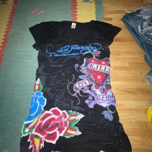 Ed Hardy topp - Lång tröja, vet inte om det är en klänning egentligen! Mått finns på bilderna, jättemjukt tyg men säljer pga inte min stil 