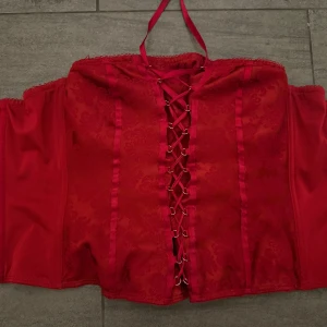 Röd korsett - Röd korsett top, perfekt för halloween kostym eller finare tillfällen. Endast använd en gång💕