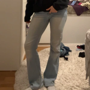 Ljusblå bootcut jeans - Säljer dessa fina ljusblå bootcut jeans. Dem är typ midrise. Midjemått 44 cm tvärs över, innerbenslängd: 78 cm🤗🤗 I väldigt bra skick förutom lite slitningar längs ner på baksidan av byxbenet (se sista bilden)