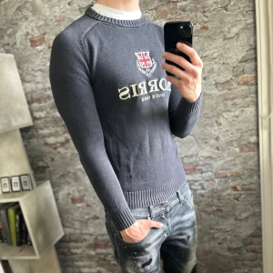 Stickad Morris Tröja - Acceptabelt skick, lite urtvättad och nopprig. Storlek S passar dig som är mellan 170-180cm ungefär. Nypris ca 1500kr. Modellen är 185 cm, 79 kg. Passar bra nu till vintern. Skriv för mer information!🤝