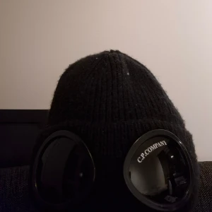 Svart c.p company mössa - Säljer nu mera mina c.p company mössa. Säljer den för jag inte passar i mössa. Hör av er vid funderingar. Priset ej hugget I sten.