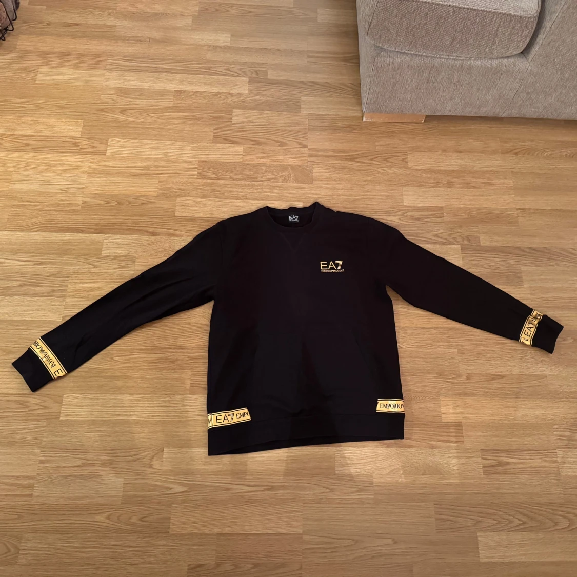 Svart EA7 tröja med guldiga detaljer