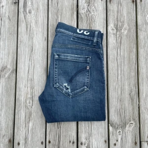 Mörkblåa Dondup George jeans - Skick 9/10 || pris: 899kr || storlek: W30 och passar personer som är cirka 170-175cm || Modellen är George || vid frågor är det bara att höra av sig! Mvh Partille closet