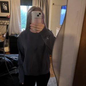 Mörkblå sweatshirt från 157, stl S - En basic mörkblå sweatshirt från 157 med rund hals och ribbade muddar. Tröjan är enkel och stilren, perfekt att slänga på sig till jeans eller mjukisbyxor. Mjuk insida och normal passform. Knappt använd 