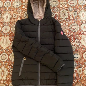 Colmar jacka  - Hej! Säljer nu min jacka från märket Colmar, storlek M, använt skick modellen är 184cm och väger 70kg . Tveka inte på att höra av dig om du har frågor eller funderingar kring jackan!