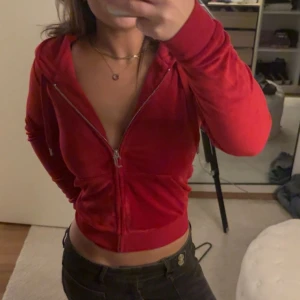Röd velour hoodie från Juicy Couture - ❤️❤️