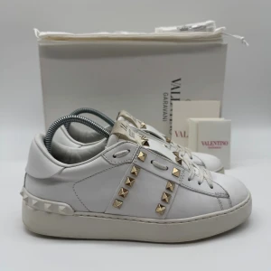 VALENTINO ROCKSTUD - Valentino rockstud - Skick: 8,5/10 - Storlek 36,5 sitter som 37 - Tillbehör: Extra nitar - Nypris 7700kr - Hör av dig vid minsta fundering