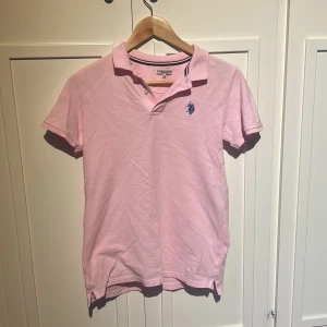 Rosa US Polo strl 14-15 år (xs)  - Knappt aldrig använd rosa Polo tröja, gott som ny inga defekter. Säljes pågrund av att den inte passar längre.
