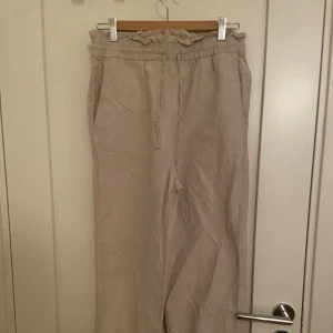 Beiga linnebyxor från Cubus - Beiga linnebyxor från Cubus i storlek S. I fint skick, endast något pris kan alltid diskuteras!💞
