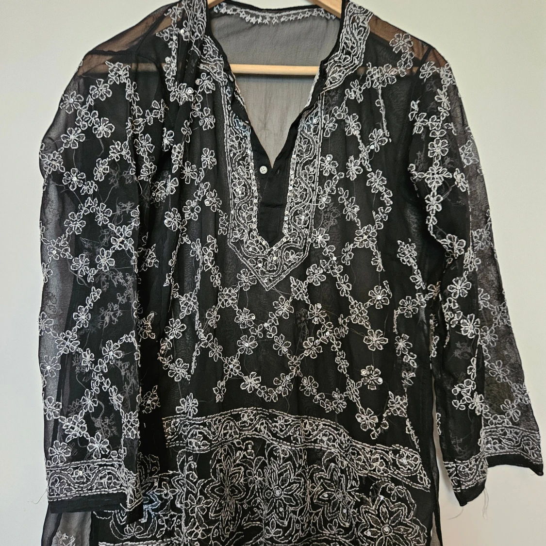 Svart blus med broderade blommor