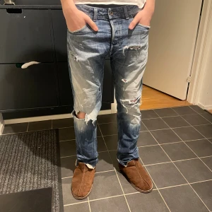 Blå slitna jeans med revor från diesel - Coola jeans i storlek 32 från diesel, passar M. Modell är 190 och brukar bära 30 i midja och är lite stora i midjan. De är slim fit på dom 