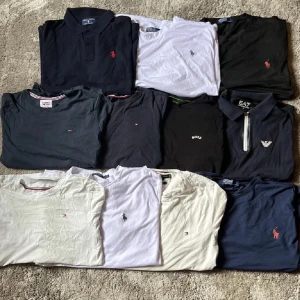 T-shirtpaket Polo, Tommy Hilfiger, Boss, EA7 - Säljer ett paket med t-shirts och pikéer från Polo Ralph Lauren, Tommy Hilfiger, Boss och EA7. Färgerna är svart, vit, marinblå och grå. Några har broderade loggor på bröstet och en piké har dragkedja. Perfekt för dig som gillar klassiska märken och stilren design.