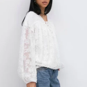 Gina tricot blus - En jättefin blus från gina tricot, endast använd en gång❤️ Den har knytband vid urringningen. Nypris 459, jag säljer för 200kr🥰 Skriv vid frågor eller för fler bilder!