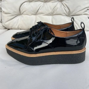 Svarta loafers Zara, stl 41 - Zara stl 41, otroliga skor men aldrig blivit använda av mig. Finner inget att anmärka på.