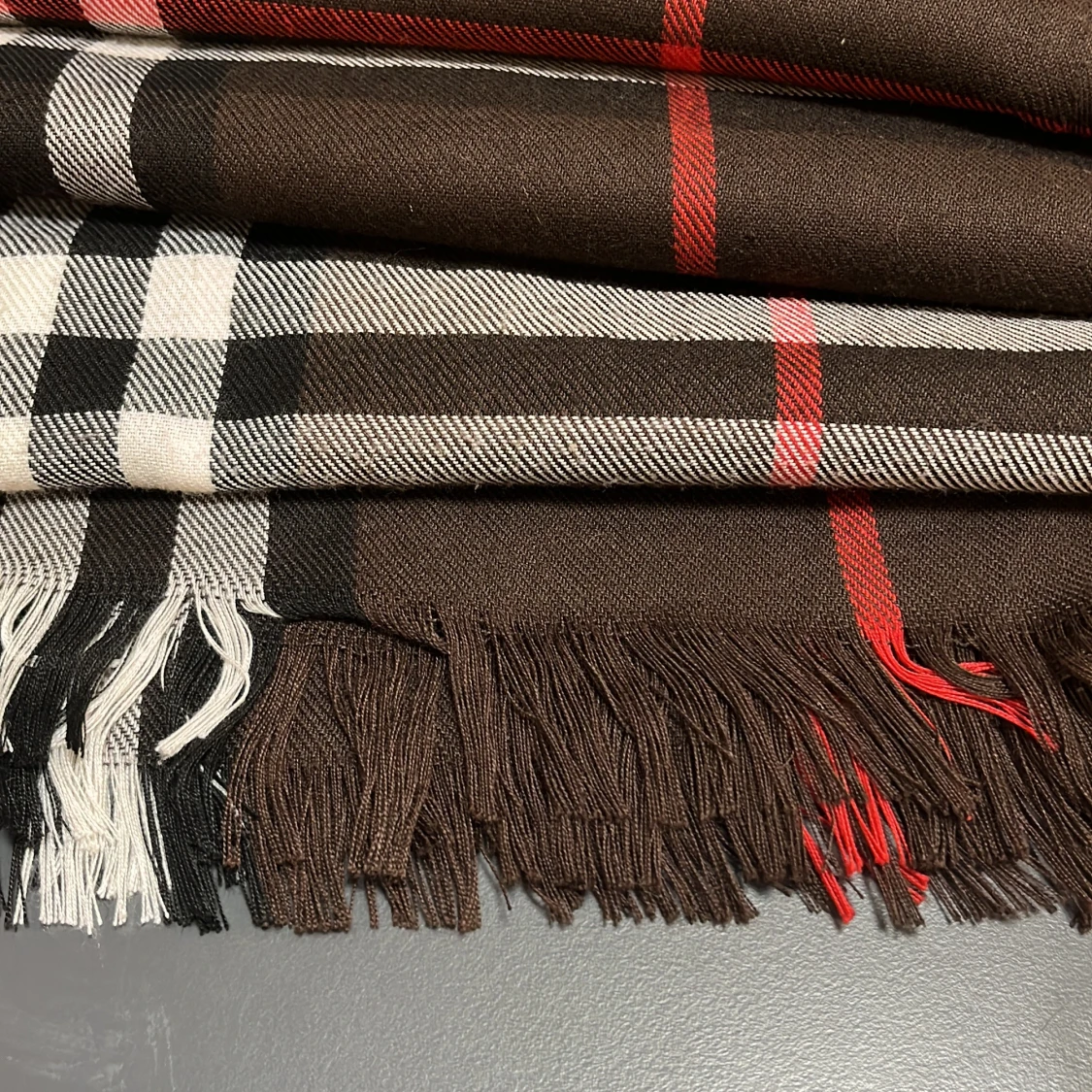 Brun rutig halsduk från Burberry - 4