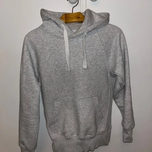Grå russemerch hoodie - Säljer nu en riktigt fet hoodie från russemerch i storlek S. Sparsamt använd så skicket är 9/10. Nypris ligger på 500kr. Bara att hör av dig vid minsta fundering🤝