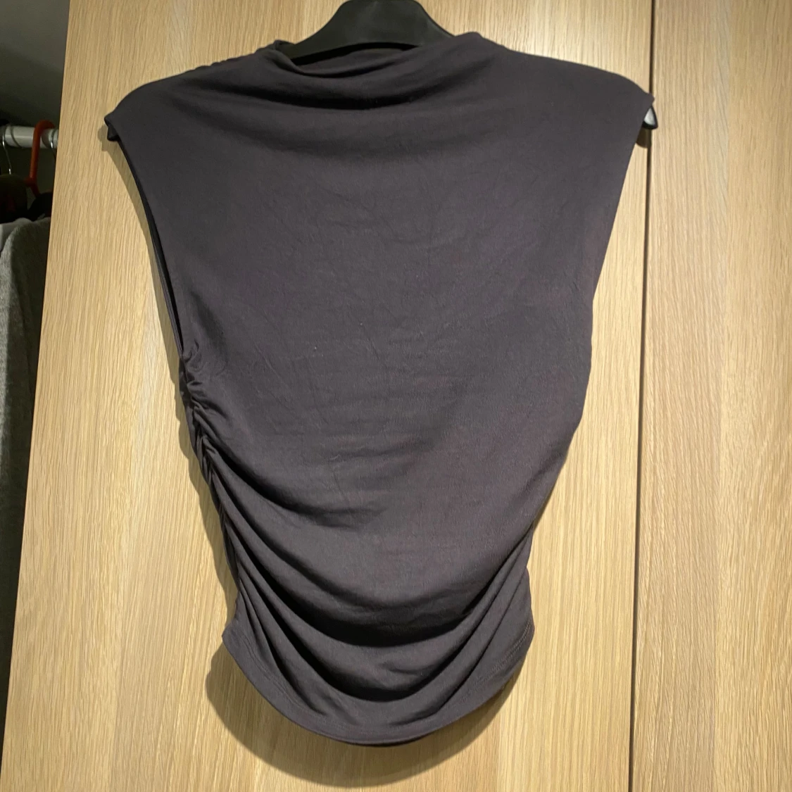 Svart croppad topp från Gina Tricot - 1