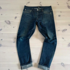 A.P.C selvedge - Fetta selvedge jeans från A.P.C som bara blir fetare vid användning. Inga defekter och dom är 39cm i midjan och 93cm långa mätt på ytterbenet. Hör av er vid frågor!