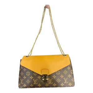 Nina axelväska med kedja - Snygg axelväska . Väskan har guldfärgad kedja, gul lock och elegant låsdetalj framtill. , perfekt för dig som gillar lyxiga accessoarer med ikonisk design.