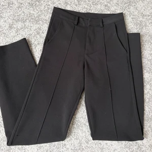 Kostymbyxor  - Köpta på Vinted i mycket bra skick. Aldrig använda av mig. Storlek 164 men passar som Xs. Lite noppriga på baksidan av benet men annars bra skick! 