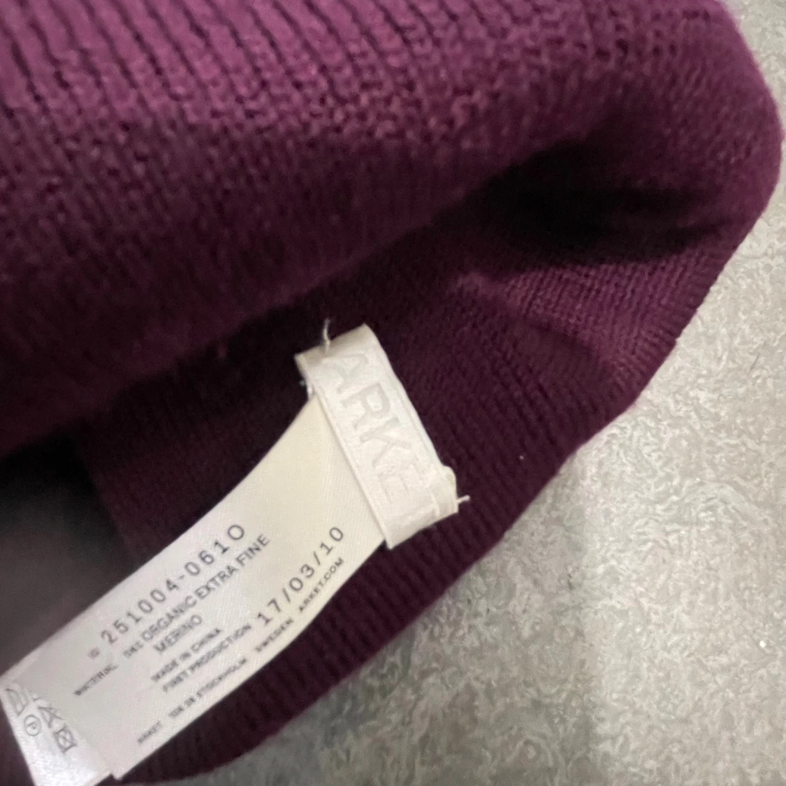 Vinröd mössa från Arket i ull - 3