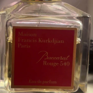 Baccarat Rouge 540 Eau de Parfum - Exklusiv och trendig parfym från Maison Francis Kurkdjian Paris. Baccarat Rouge 540 är en ikonisk doft som snabbt blivit en favorit bland unga vuxna. Eau de parfum-variant för dig som vill sticka ut.                                                    Jag har använt lite utav parfymen faran mitt pris. Ordinare pris 2830 kr.