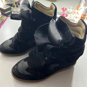 Isabel Marant  - Säljer mina så fina marant skor i strl 37, köpte i Stockholm för två år sedan på deras butik i nk. De är i bra skick men använda några gånger 