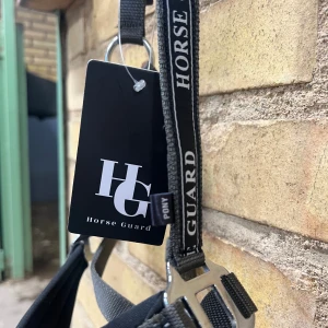 Svart Horse Guard grimma till ponny - Snygg svart grimma från Horse Guard med vita detaljer och text längs bandet. Grimman har justerbara remmar och silverfärgade metallspännen. Perfekt för dig som vill ha stil på stallet och gillar klassisk design. Skriv för mer info. Pris kan diskuteras vid snabbt köp💗