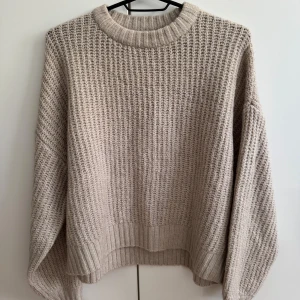 Beige stickad tröja Even&Odd - Beige ribbstickad tröja från Even&Odd som nyligen köptes på Sellpy. Tröjan är väldigt fin, mjuk och skön. Förutom en liten lös tråd på vänster sida är tröjan i mycket bra skick. 