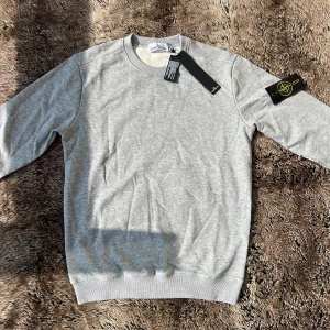 Stone Island Crewneck - Grå crewneck sweatshirt från Stone Island🪨🏝️ Skicket är 10/10🔥Gott som 🆕. Materialet är Tillverkad i mjuk bomull, och Storleken är M. Passar perfekt på M storlek. ❗️Pris kan diskuteras ❗️obs!! Vid snabb affär och bundle köp, men tveka inte att kontakta vid intresse👋 Frågor och behov om mer bilder?? Kontakta mig!