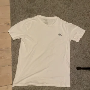 Calvin Klein T-shirt  - Skön vit T-shirt från Calvin Klein. Använd fåtal gånger och är i nytt skick. Vid några frågor är det bara att komma in till dm. OBS! Priset är ej hugget i sten!
