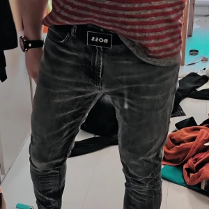 Filippa K Designer-Jeans M. Rob Grey Wash Slim Tapered Fit [34/32] - Mycket bra skick. Inga anmärkningar. 