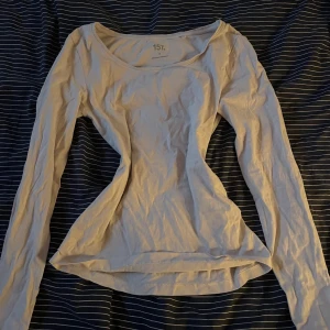 Vit långärmad topp från 157 - Har inga hål och inte använd så mycket