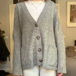 Grå kofta - Supersnygg kofta, storlek s men ganska oversized💕💕